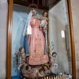Entriamo e ci dirigiamo verso la navata sinistra dove una teca ospita un grande manichino ligneo della Madonna scolpito nell�800 da Francesco Citarelli, realizzatore di molte opere disseminate tra i grandi beni culturali di Napoli